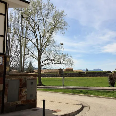 Chalet Junto A La Ciudadela De Jaca Exterior foto